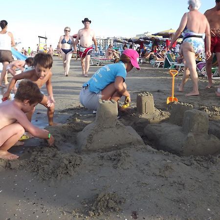 Hotel Atmosfere Beach Чезенатіко Екстер'єр фото