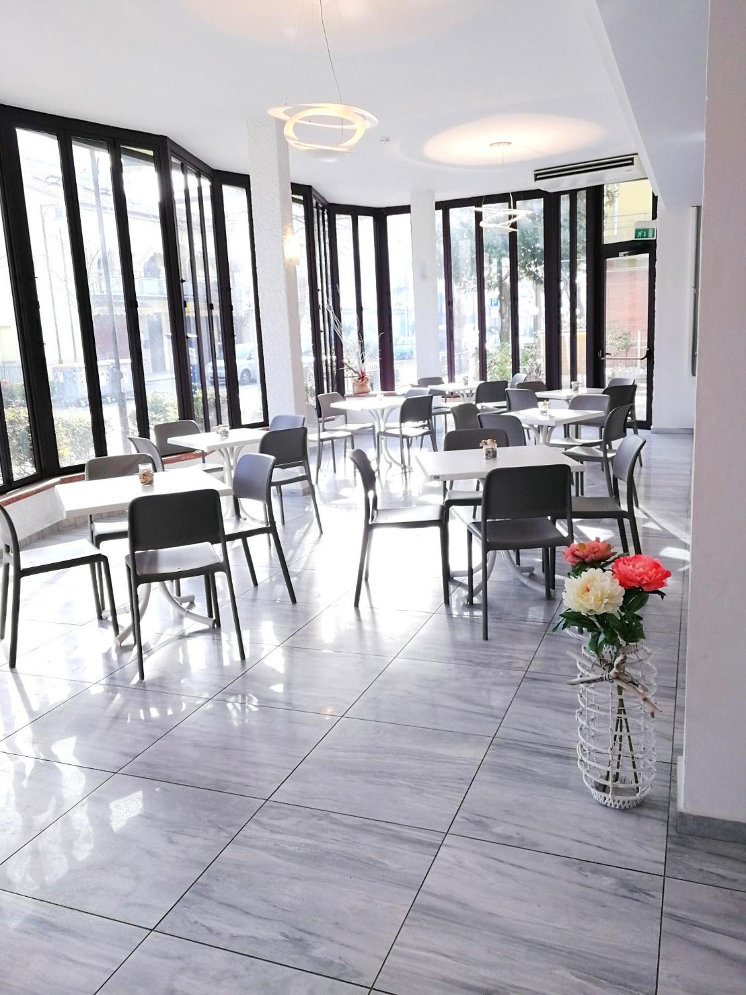 Hotel Atmosfere Beach Чезенатіко Екстер'єр фото